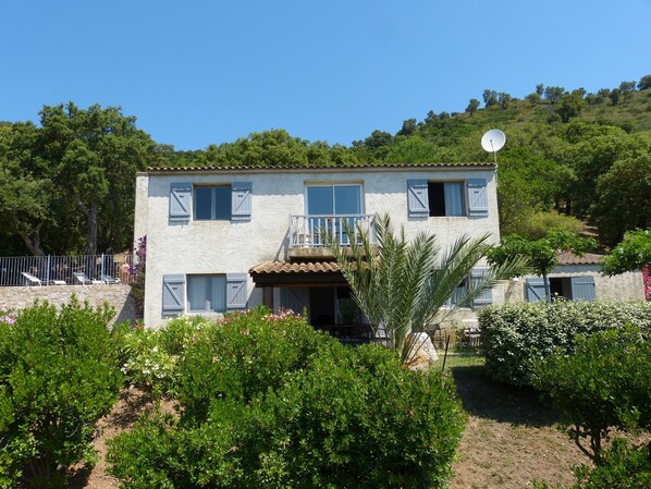 VILLA INDIVIDUELLE DE 6 CHAMBRES AVEC BELLE VUE SUR MER ET PLAGE 