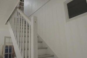 L'escalier qui va du salon aux chambres, comme à la campagne !