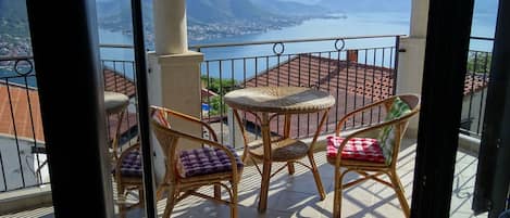 Villa in Zabrdje - breakfast on the terrace looking towards Tivat