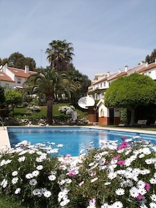 3 bedroom villa in Golf Resort, quiet, walking distance to beach, parking, pool