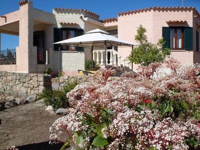 Casa Niperu in der Landschaft ein paar Meter von den Stränden von Cala Ginepro