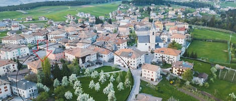 la casa e il giardino con i meli in fiore