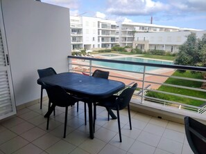 Balcony dining