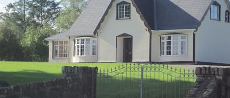 pine tree house,4star failte ire .4bedrooms,4 bathrooms.sun and games room.