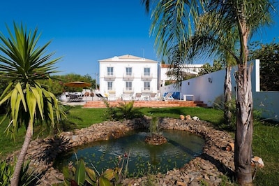 Espléndida villa de 9 dormitorios con piscinas privadas, jardines con vistas al mar.