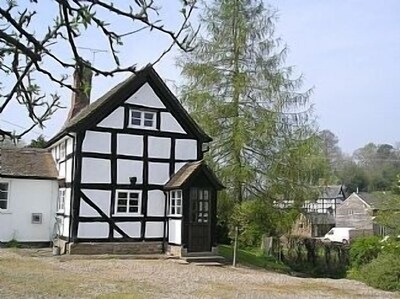 Pintoresco Blanco Y Negro Cottage