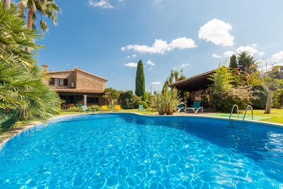 Lovely Private Villa with Pool, Easy Walk to Town