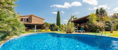 Main view of the garden and house