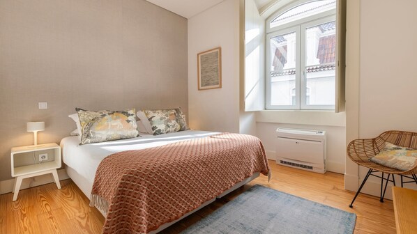 A queen bed freshly made with high-quality bed linen, a comfortable mattress, and pillows.
#comfort #relax #luxury #portugal #pt #lisbon