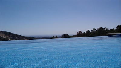 Herrliche Aussicht auf die Küste, Infinity-Pool, eine luxuriöse und ruhige private Familienvilla