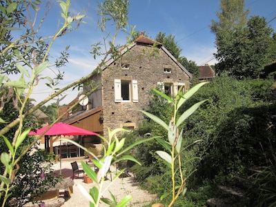 Pretty cottage with stylish interiors, quiet garden & lovely views