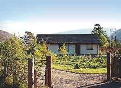 4 star detached cottage  on edge of Kinlochewe Village and near Nature Reserve
