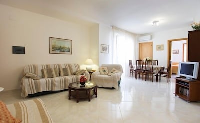 Lovely, large apartment near Lido beach & old town with wifi and aircon