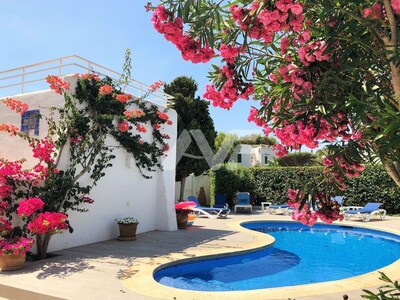 Villa con piscina y jardín, cerca de la playa, ideal para relajarse