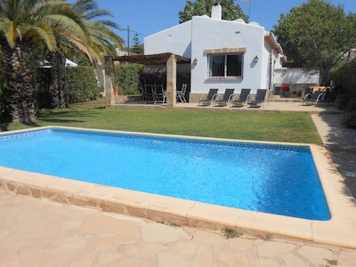 Fantastic 3 Bed Family Villa with Private Pool, Garden, Air con and Free WiFi  