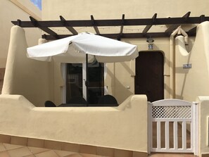 ground floor front terrace with table & 6 chairs