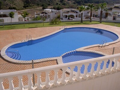 Atractiva villa con orientación sur, con aire acondicionado, excelente posición con vistas a la piscina. 