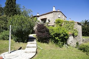 Mas d'en Porte - traditional Catalan stone Mas / Farmhouse; large garden / pool