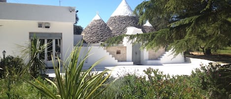 Front view of Trullo Primo