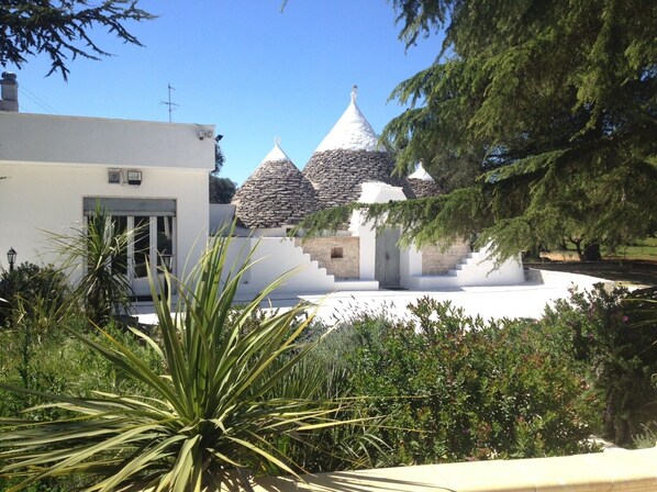 Front view of Trullo Primo