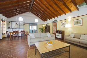 51 sqr mtr ( 600 sqr ft) Airy open-plan lounge room with adjoining dinning area 
