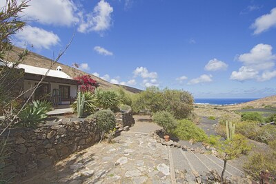 Landhaus, Privatem Pool, großem Garten, Meer- und Bergblick. 2,5 km vom Strand