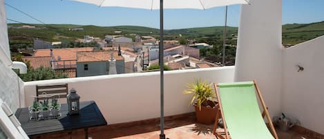 Terrase avec vue sur village et nature