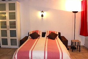 Salon with sofabed convertible into bed 160*200