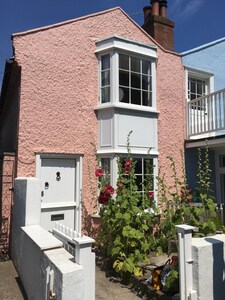 Deceptively spacious cottage close to beach in heart of Aldeburgh