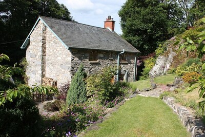 Idílico casa unifamiliar de piedra con registro Burner Y Vigas rodeada de jardines privados.