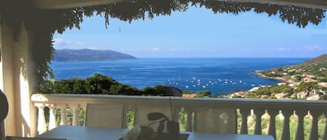 Vue à 180° sur le Golfe de Sagone  depuis la terrasse où vous déjeunerez...