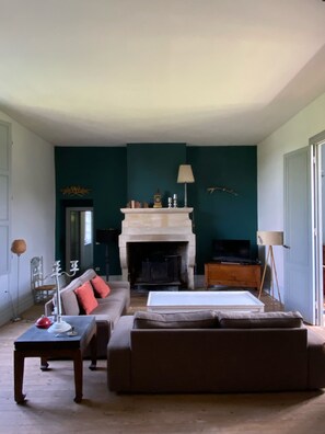 SALON/LIVING ROOM