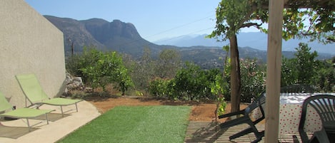 La vue dégagée sur le Monte Gozzi et ses multiples couleurs