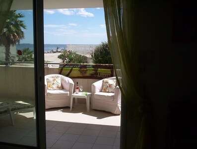 Am Strand, Meerblick, private Garage, großer Südbalkon und Gärten, modern