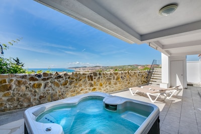 Villa moderna con espectaculares vistas al mar y vistas a la playa, ducha al aire libre y jacuzzi