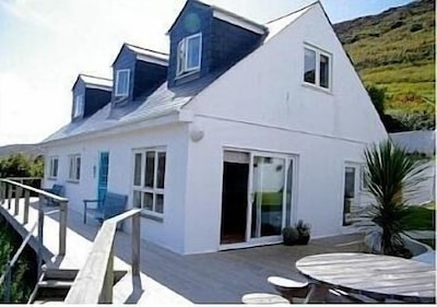 Contemporary Beach House with sea views and short walk to Blue Flag beach