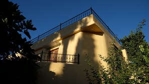 Looking up at Veleta roof terrace and bedroom balcony
