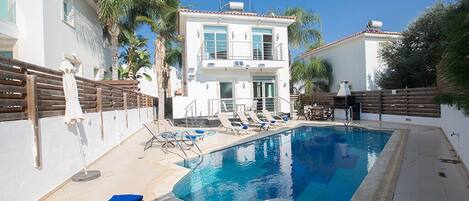 Villa Naomi, Stunning 4BDR Protaras Villa 