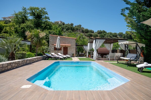 The pool also has hydro massage, jet stream capacity.
