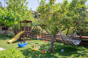 Children will love to play in the large garden.