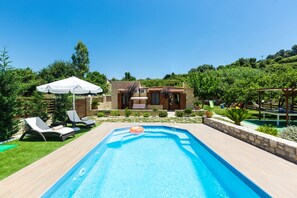 Relax and unwind at the pool, with hydro massage, jet stream capacity.