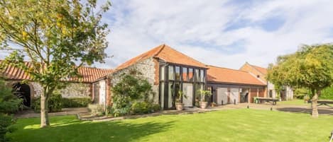 Lavender Barn, Holme-next-the-Sea: Front elevation