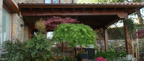 Porche y jardín japonés.