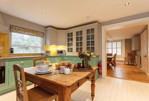 The Gate House, Wimborne: Kitchen leading into the breakfast room