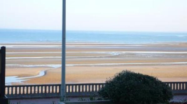 Vue mer basse et sur la promenade Proust