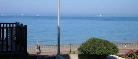 Vue du balcon sur mer haute et promenade Proust