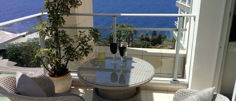 Balcony relax with a glass of wine, and 
listen to the waves. 