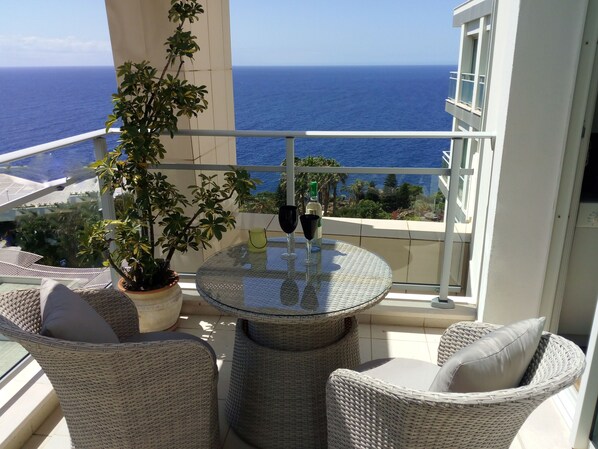 Balcony relax with a glass of wine, and 
listen to the waves. 