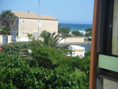 St-Cyprien 100 m de la plage très beau 2 pièces climatisé, résidence calme et arborée parking privé