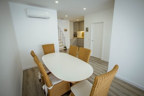 dining room; ktchen on the right and spiral stairs to the 1º floor 